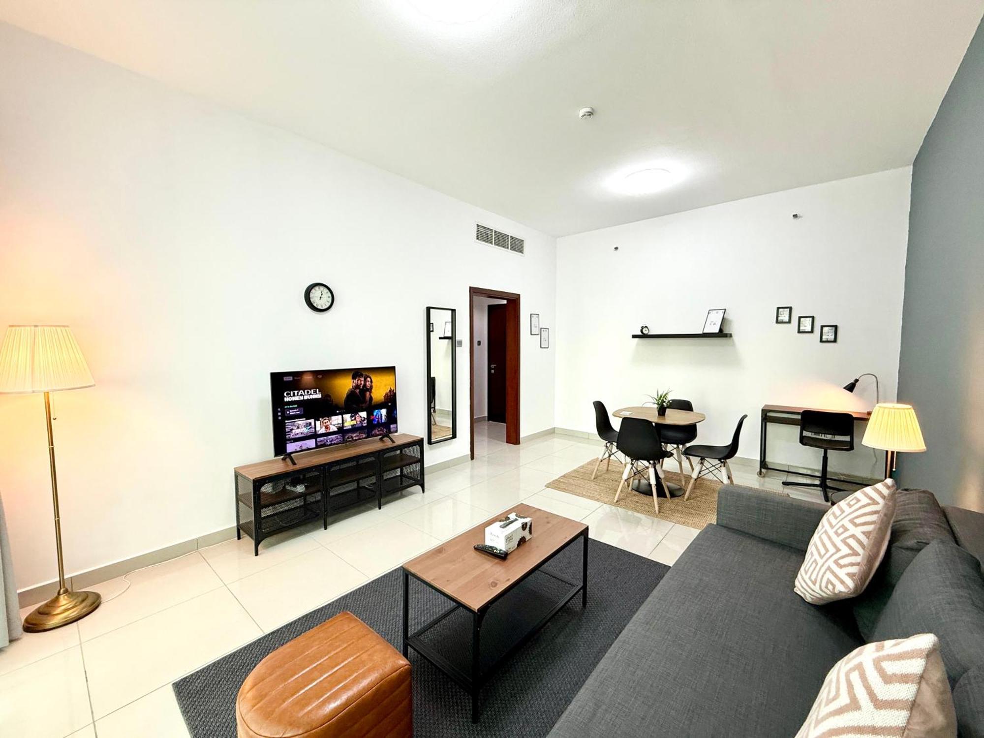 Stunning Views 1 Bedroom Flat, Near & Tram With Free Parking In Marina