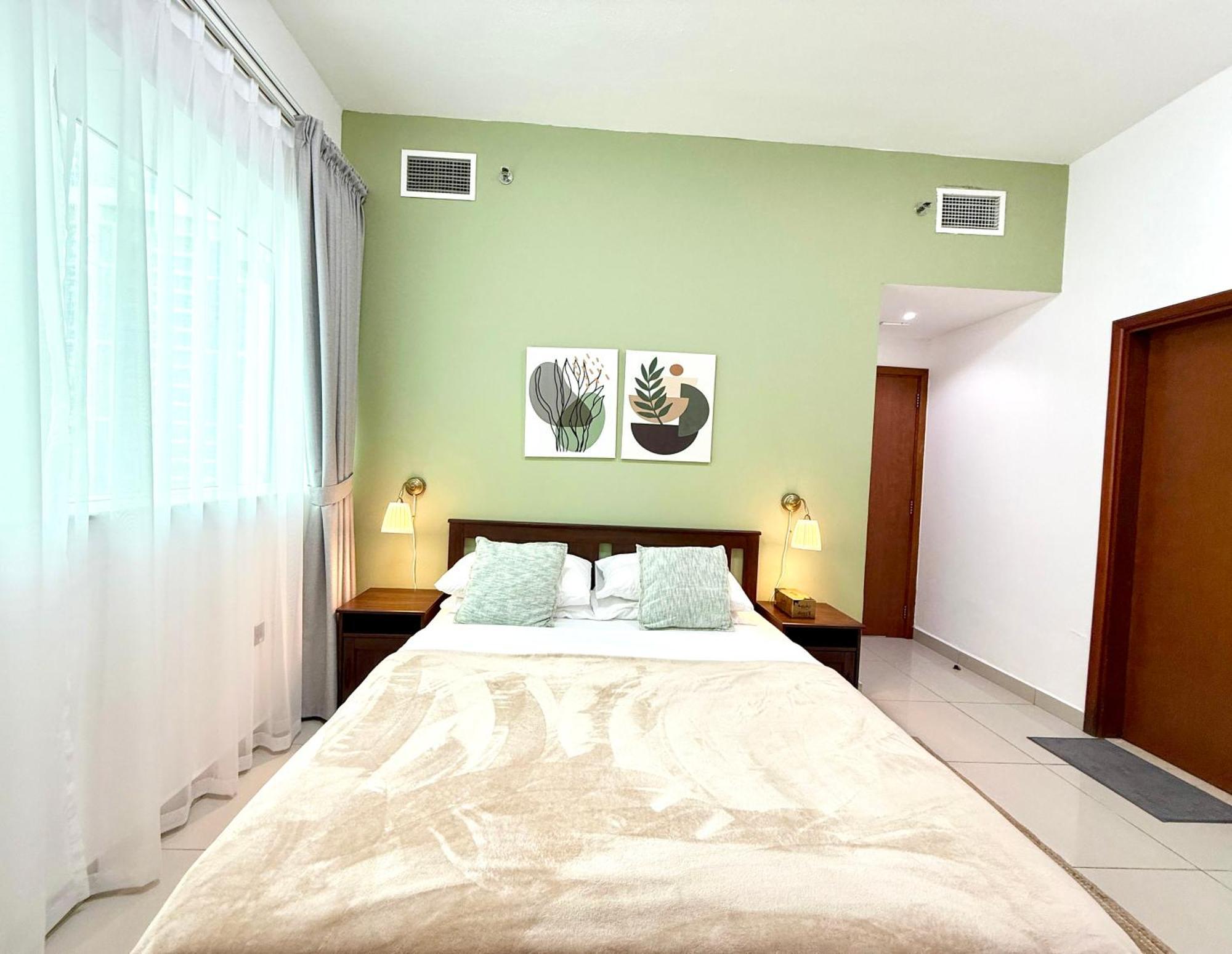 Stunning Views 1 Bedroom Flat, Near & Tram With Free Parking In Marina Appartement