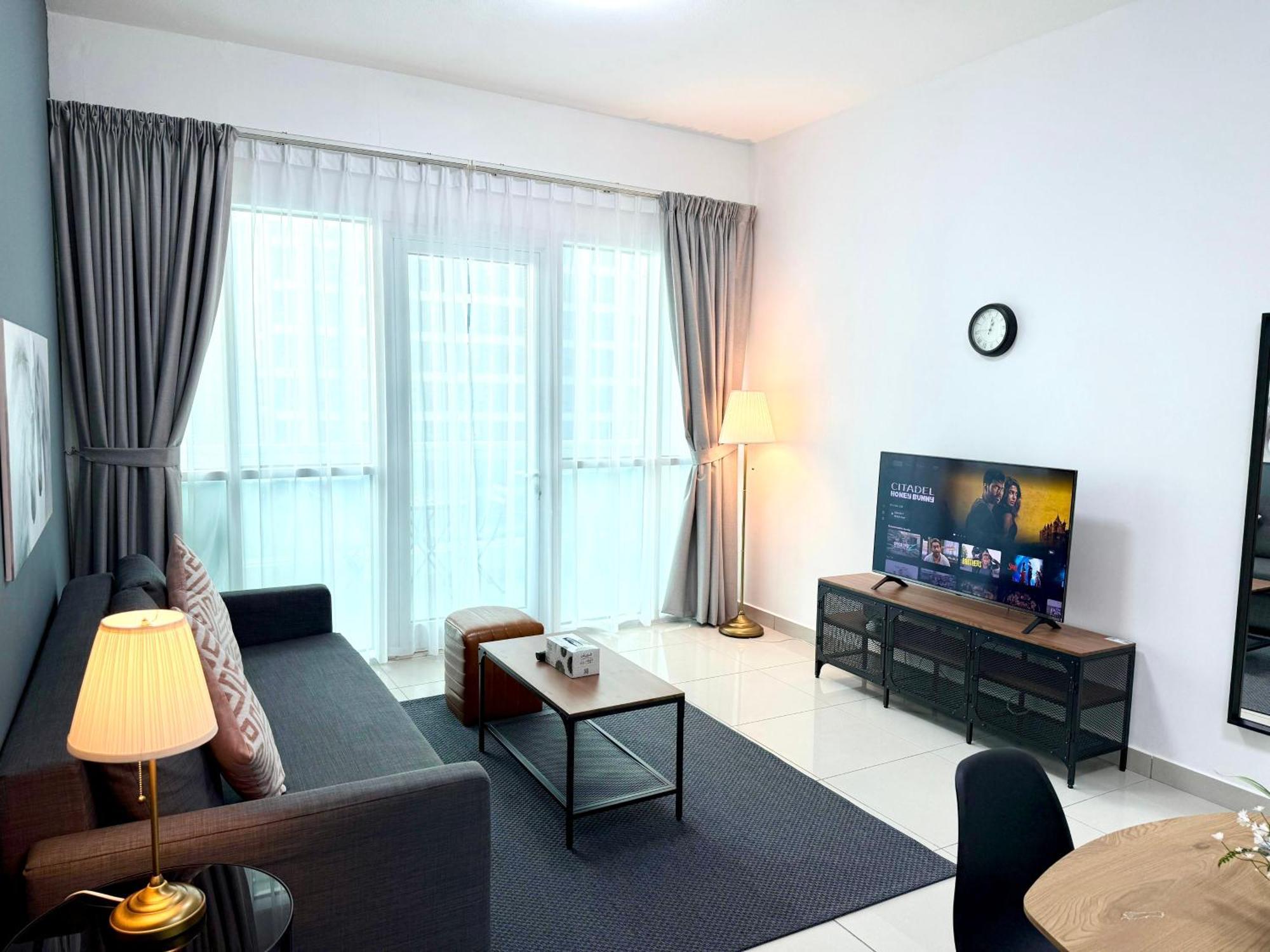 Stunning Views 1 Bedroom Flat, Near & Tram With Free Parking In Marina Appartement *
