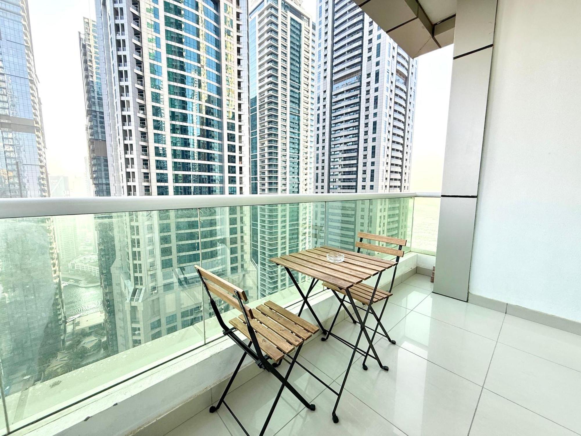 Stunning Views 1 Bedroom Flat, Near & Tram With Free Parking In Marina *