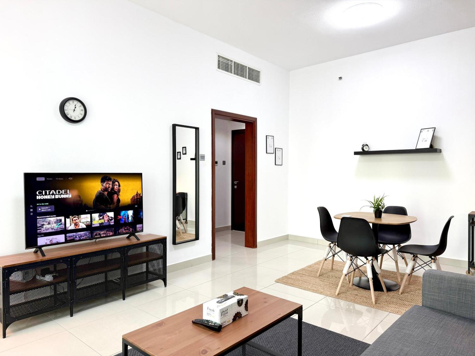 Stunning Views 1 Bedroom Flat, Near & Tram With Free Parking In Marina *
