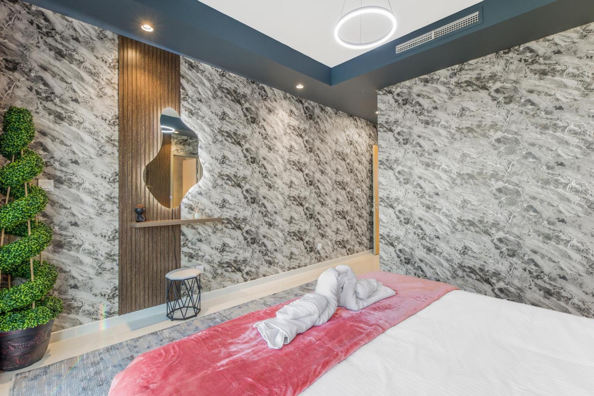 Pool In The Clouds With Burj Khalifa View, 2br In Paramount Midtown Lägenhet Dubai