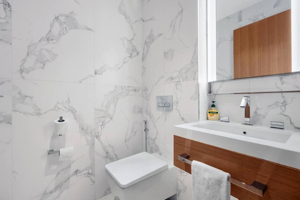 First Class 1br Charming City Views * Dubai
