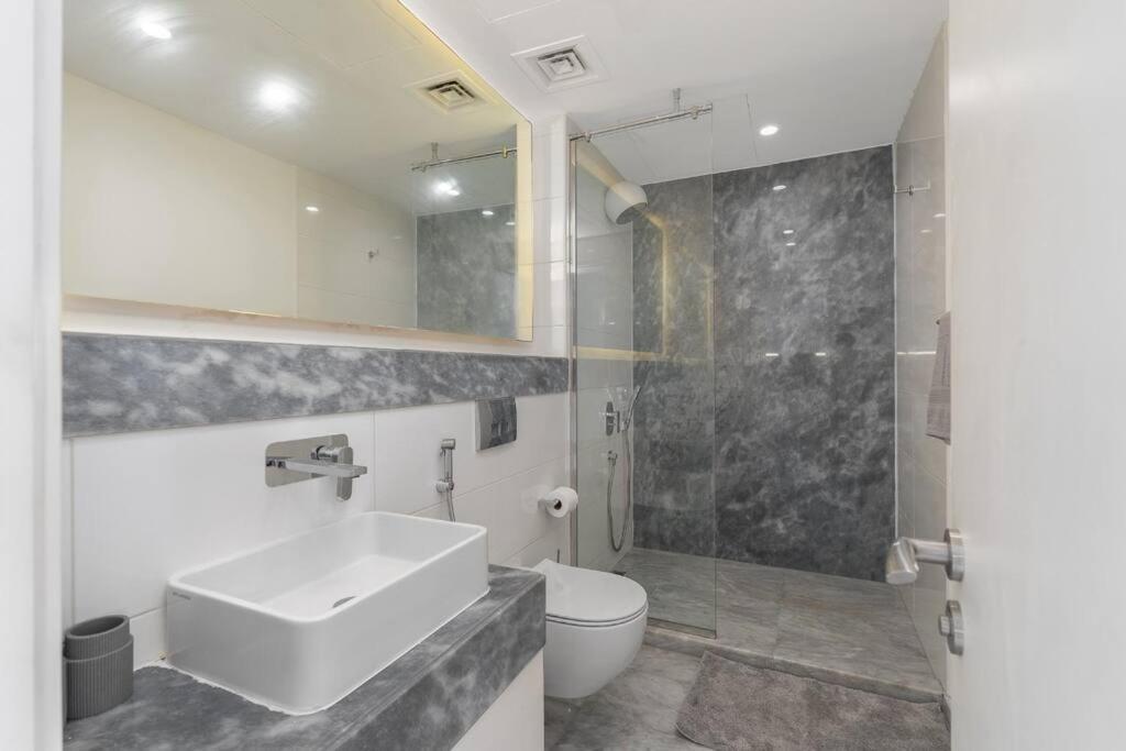 Exquisite In Downtown Burj Khalifa Views With Stunning Pool