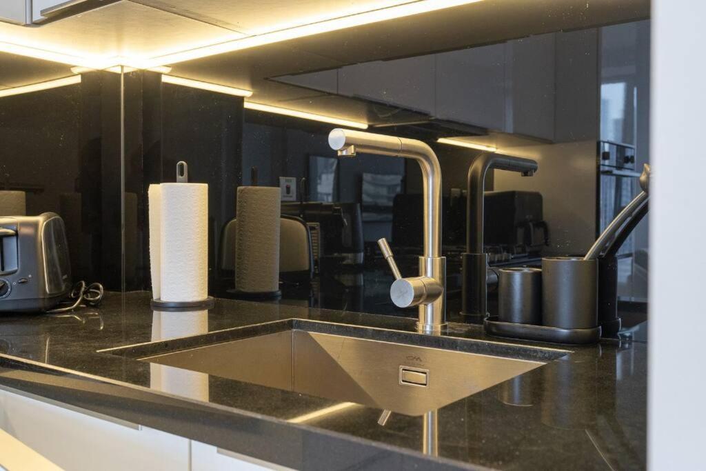 Exquisite In Downtown Burj Khalifa Views With Stunning Pool * Dubai