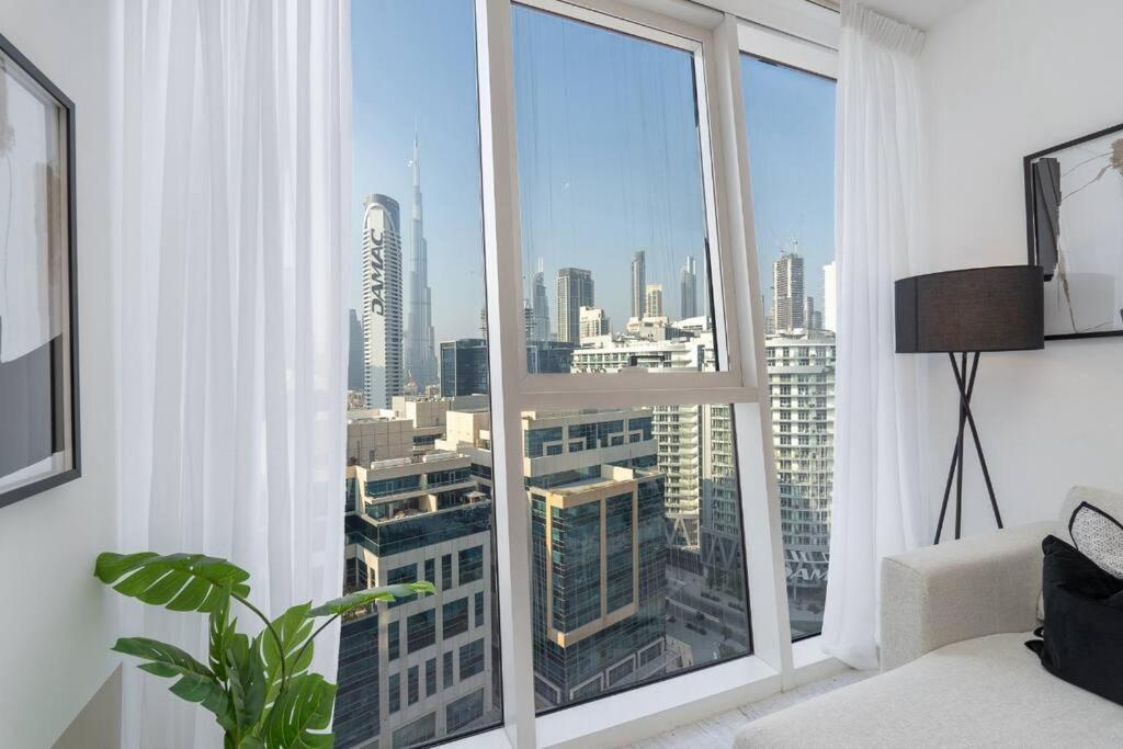 Exquisite In Downtown Burj Khalifa Views With Stunning Pool Dubai