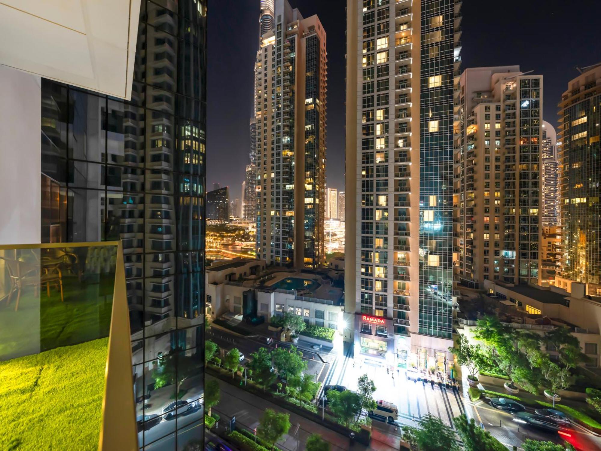 Luxurious & Spacious 2br L Burj & Fountain Views L Walk To Mall L Pool L Gym Apartamento Dubai
