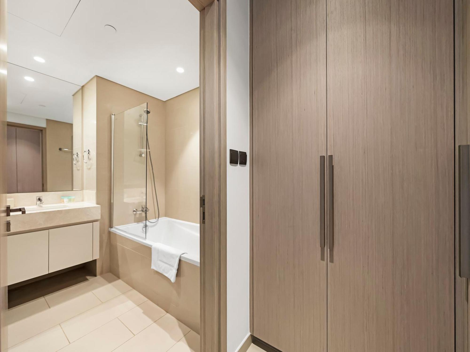 Apartamento Luxurious & Spacious 2br L Burj & Fountain Views L Walk To Mall L Pool L Gym Dubai