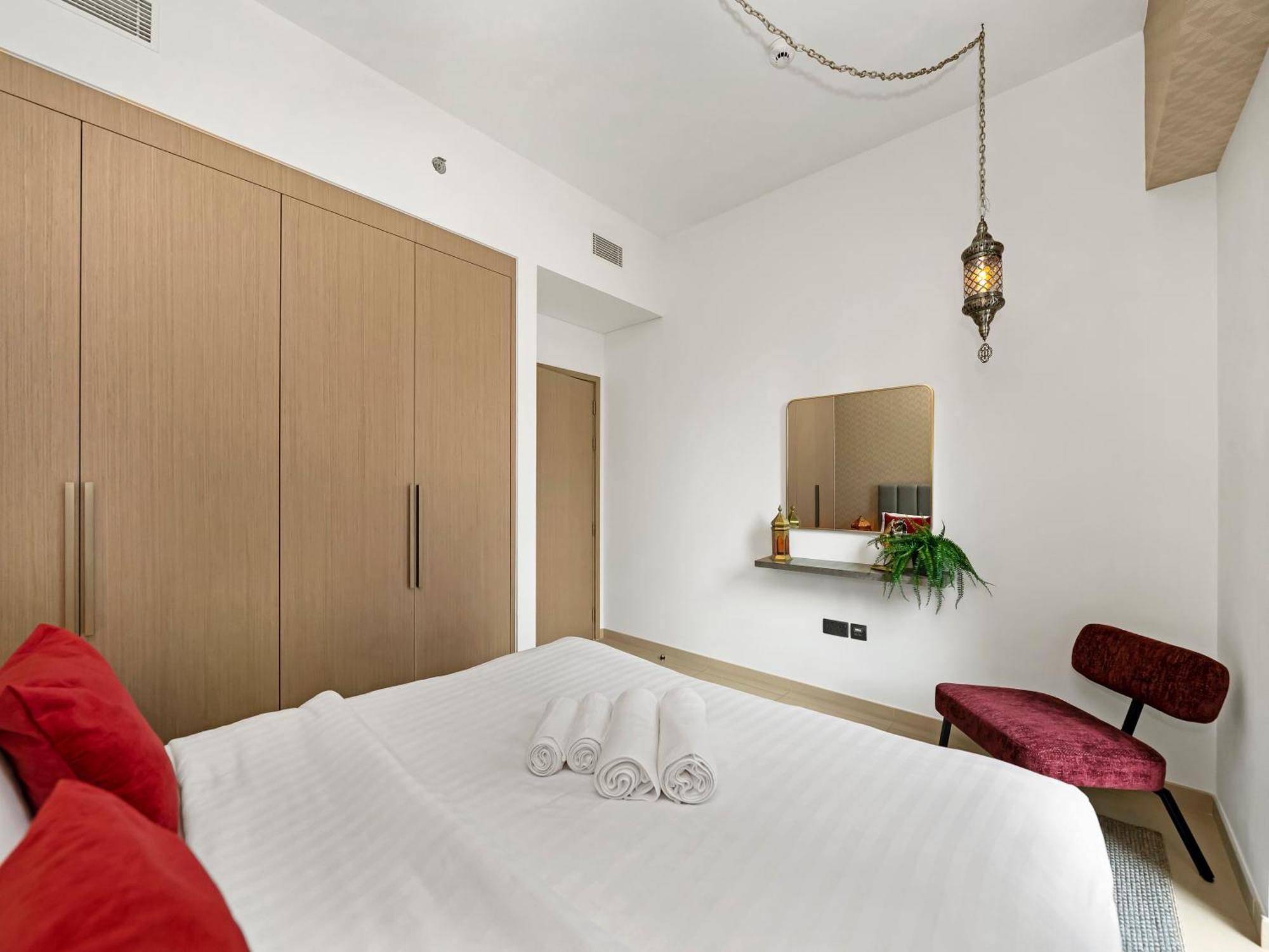 Luxurious & Spacious 2br L Burj & Fountain Views L Walk To Mall L Pool L Gym Apartamento Dubai