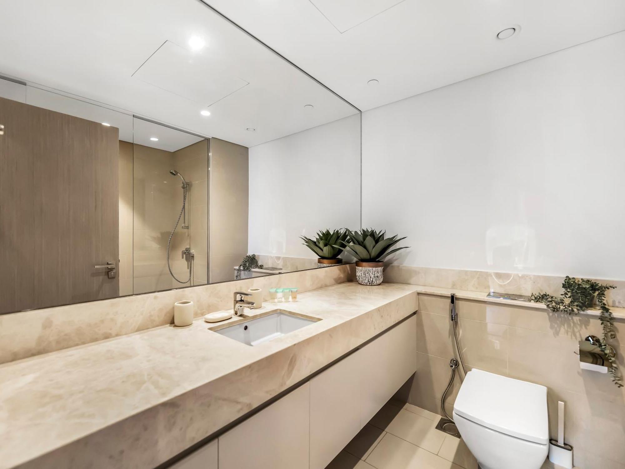 Luxurious & Spacious 2br L Burj & Fountain Views L Walk To Mall L Pool L Gym Apartamento Dubai