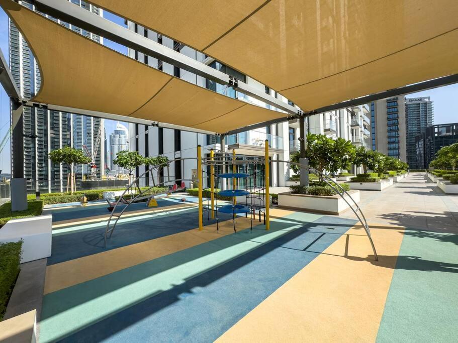Modern High Rise 2br With Burj Khalifa Views, Steps From Opera And Near Mall Appartement