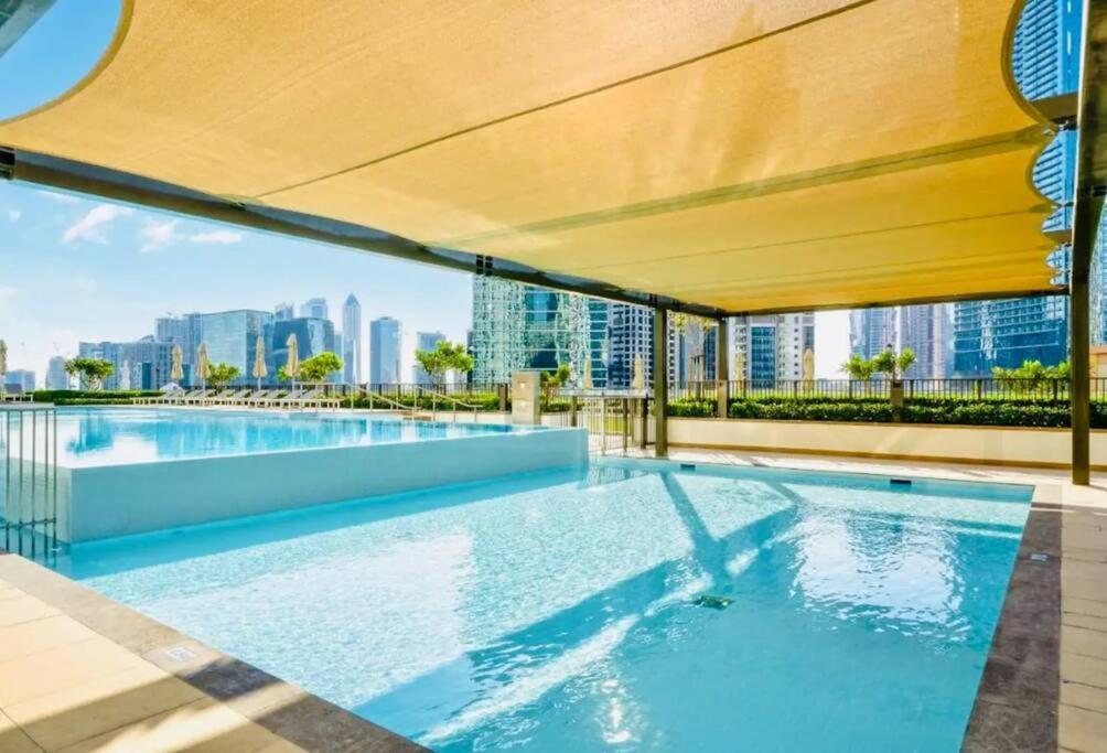 Appartement Modern High Rise 2br With Burj Khalifa Views, Steps From Opera And Near Mall Dubaï