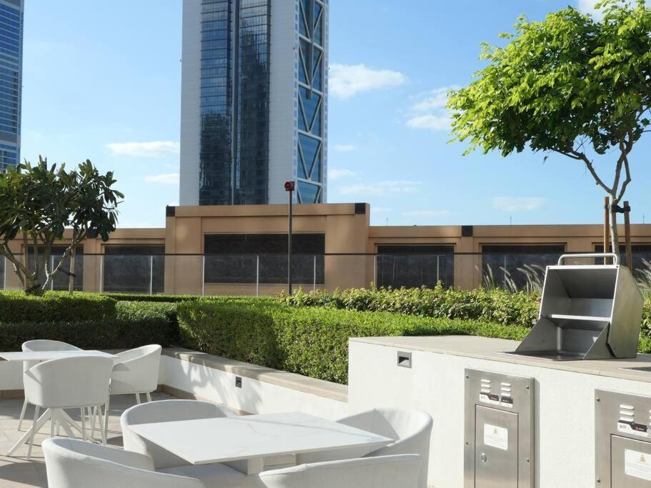 Modern High Rise 2br With Burj Khalifa Views, Steps From Opera And Near Mall Appartement