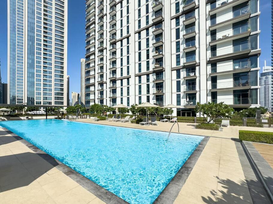 Modern High Rise 2br With Burj Khalifa Views, Steps From Opera And Near Mall Appartement *
