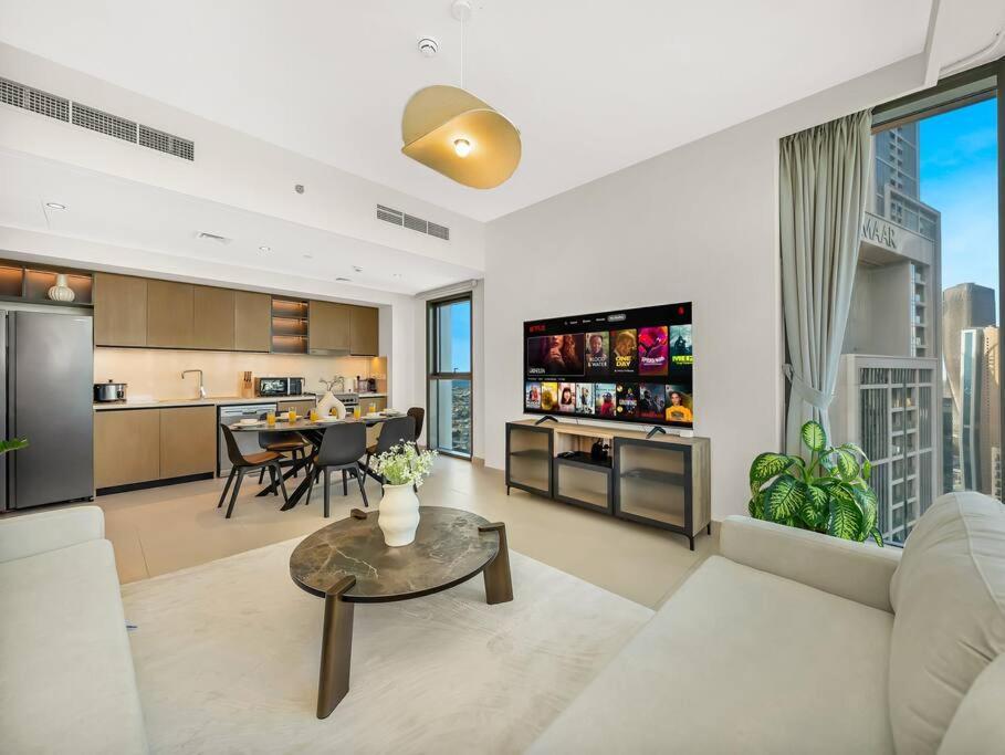 Modern High Rise 2br With Burj Khalifa Views, Steps From Opera And Near Mall Appartement