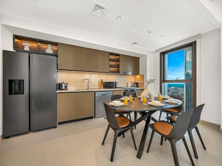 Appartement Modern High Rise 2br With Burj Khalifa Views, Steps From Opera And Near Mall Dubaï