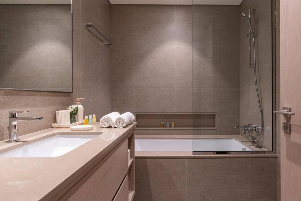 Lux 2 King Bed - Grande Signature Residences *