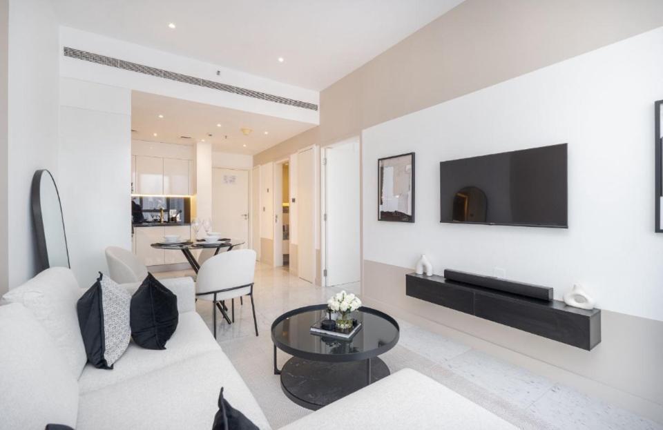 Exquisite In Downtown Burj Khalifa Views With Stunning Pool Apartamento Dubai
