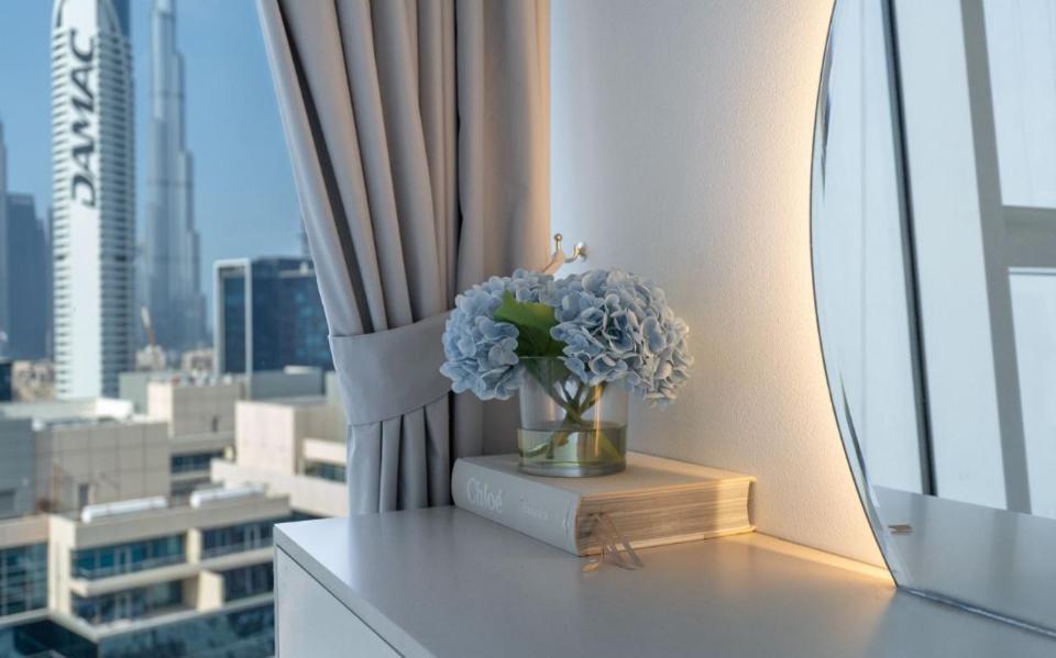 Exquisite In Downtown Burj Khalifa Views With Stunning Pool Apartamento Dubai