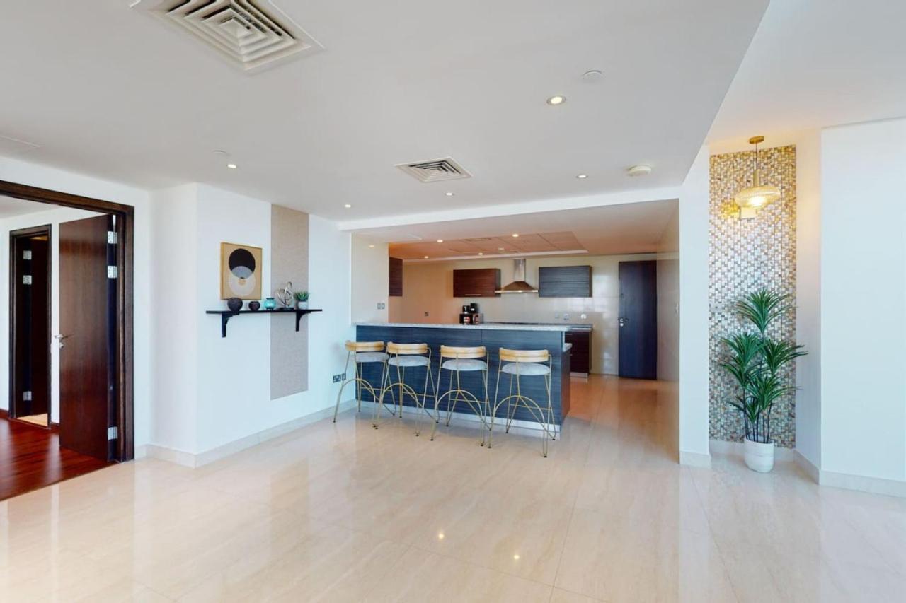 Apartment 23 Marina - Luxurious Four Bedroom With Sea View