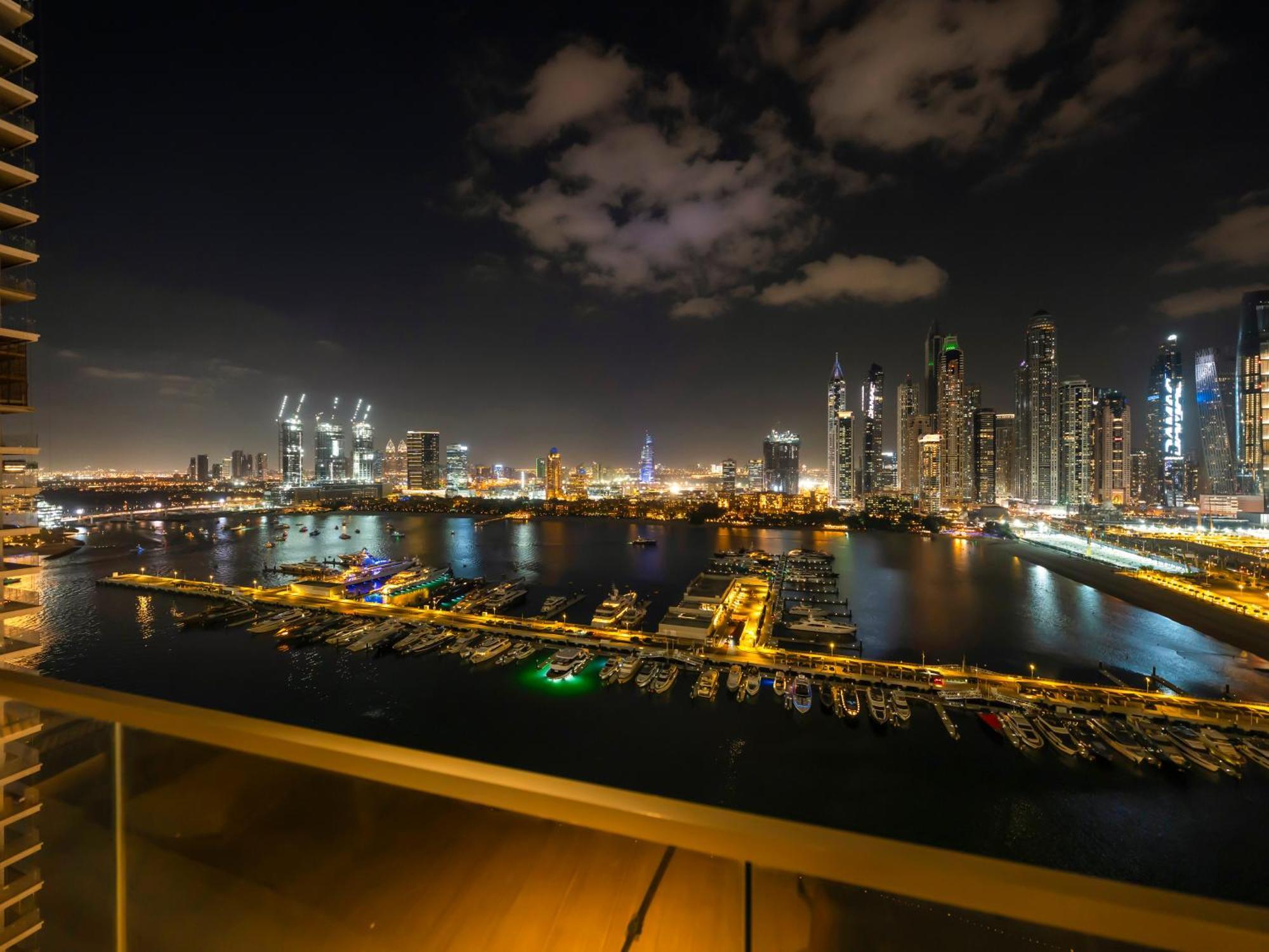 Upscale Family Friendly 4 Bedroom On Private With Amazing Views Lägenhet Dubai