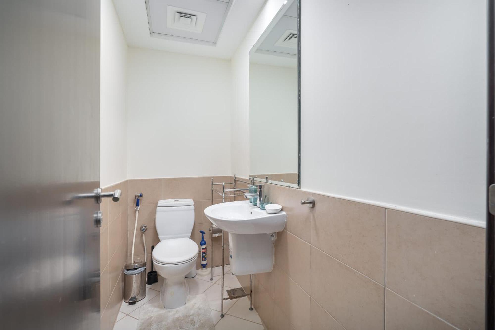 Apartemen Charming, Sun-filled 1-bedroom In Red Residence, Sports Dubai