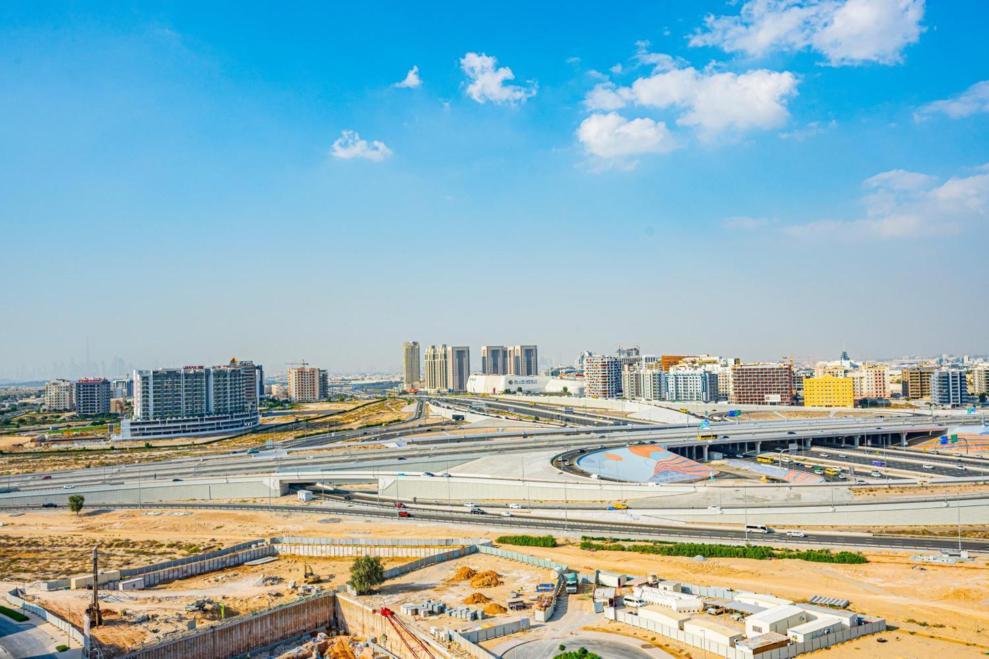 Luxury In Dubailand - Apartment *