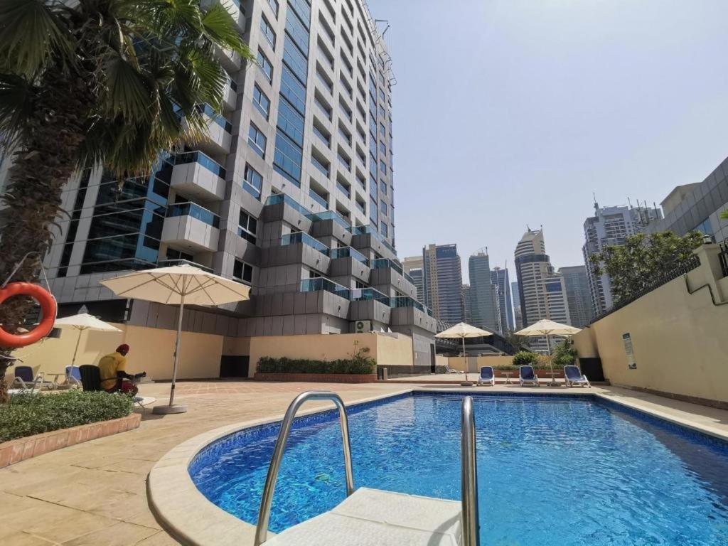 Modern Renovated Spacious With Pool, Gym & Jacuzzi Access In Marina, Step To Metro Appartement Dubaï