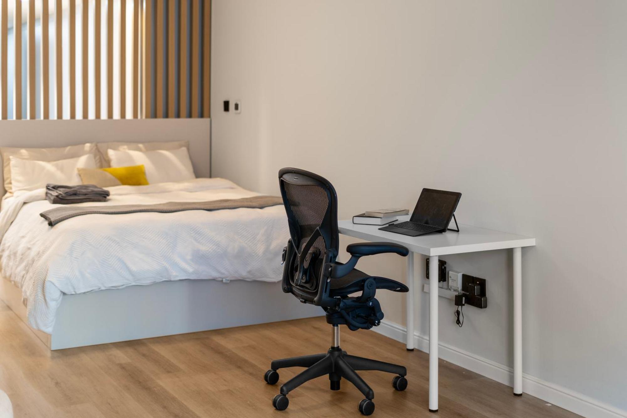 Modern Renovated Spacious With Pool, Gym & Jacuzzi Access In Marina, Step To Metro Dubaï