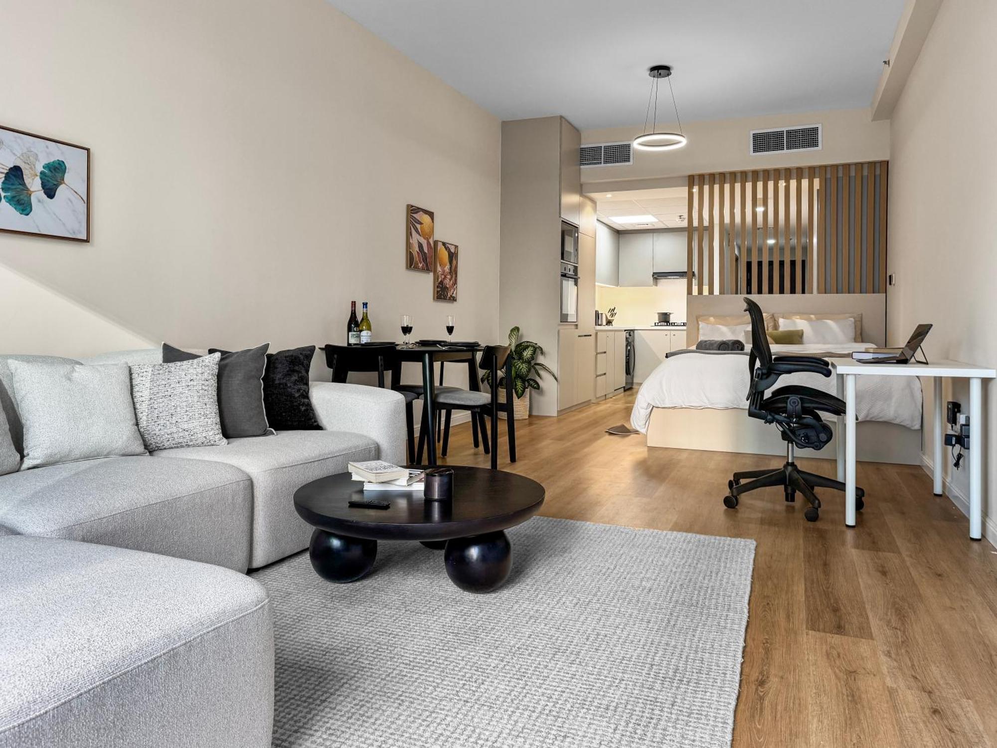 Modern Renovated Spacious With Pool, Gym & Jacuzzi Access In Marina, Step To Metro Appartement Dubaï