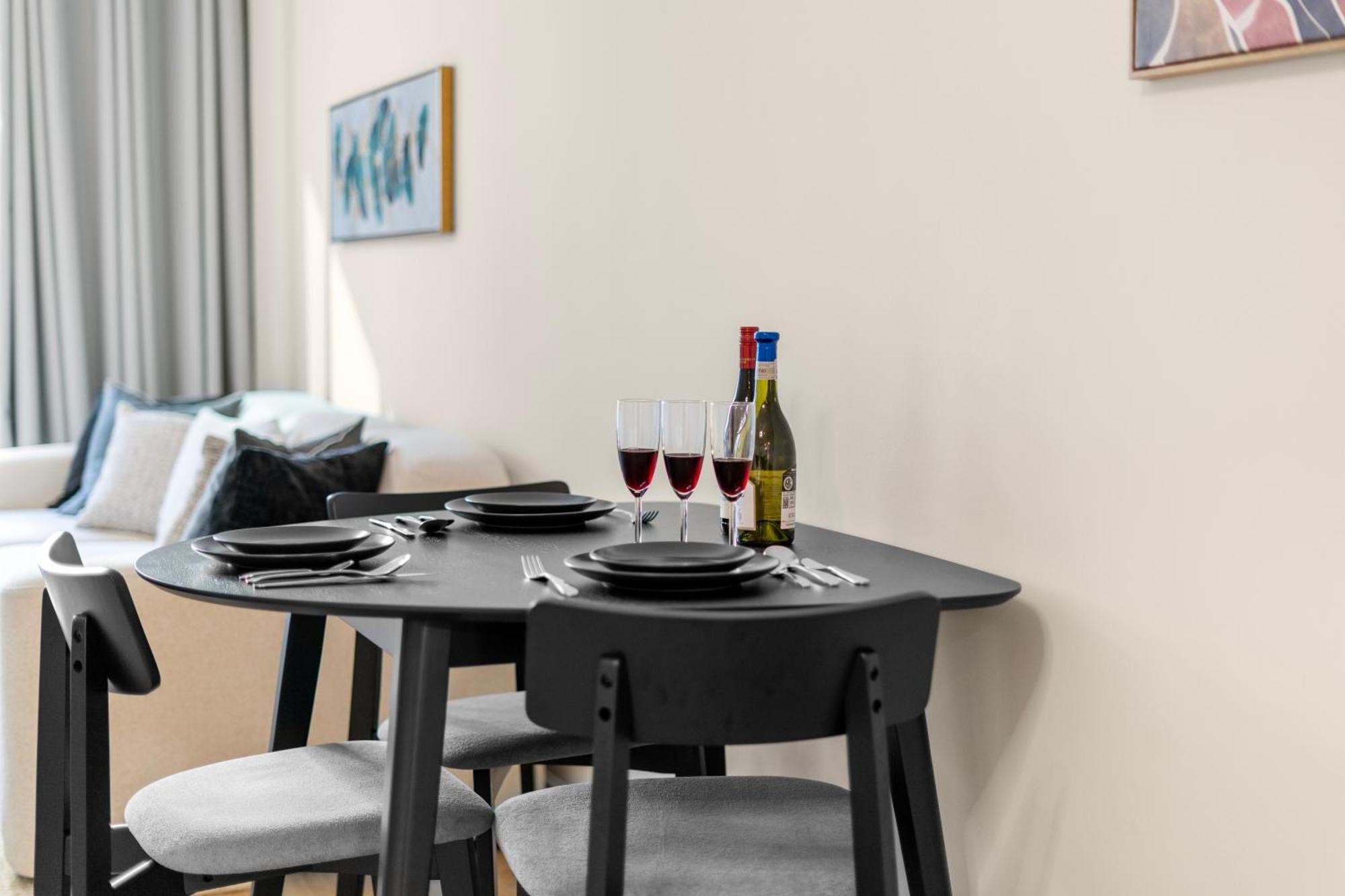 Modern Renovated Spacious With Pool, Gym & Jacuzzi Access In Marina, Step To Metro Dubaï