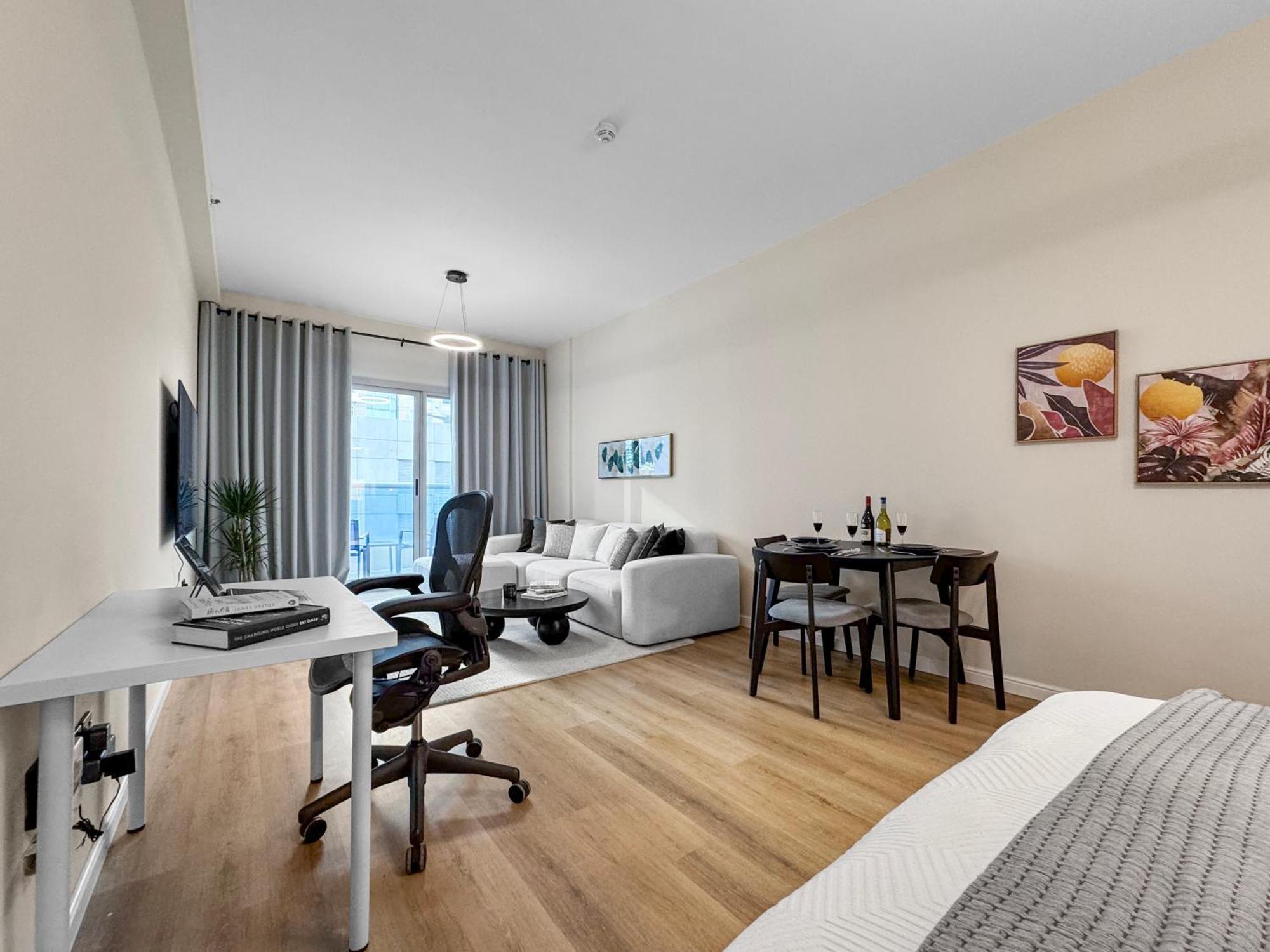 Modern Renovated Spacious With Pool, Gym & Jacuzzi Access In Marina, Step To Metro * Dubaï