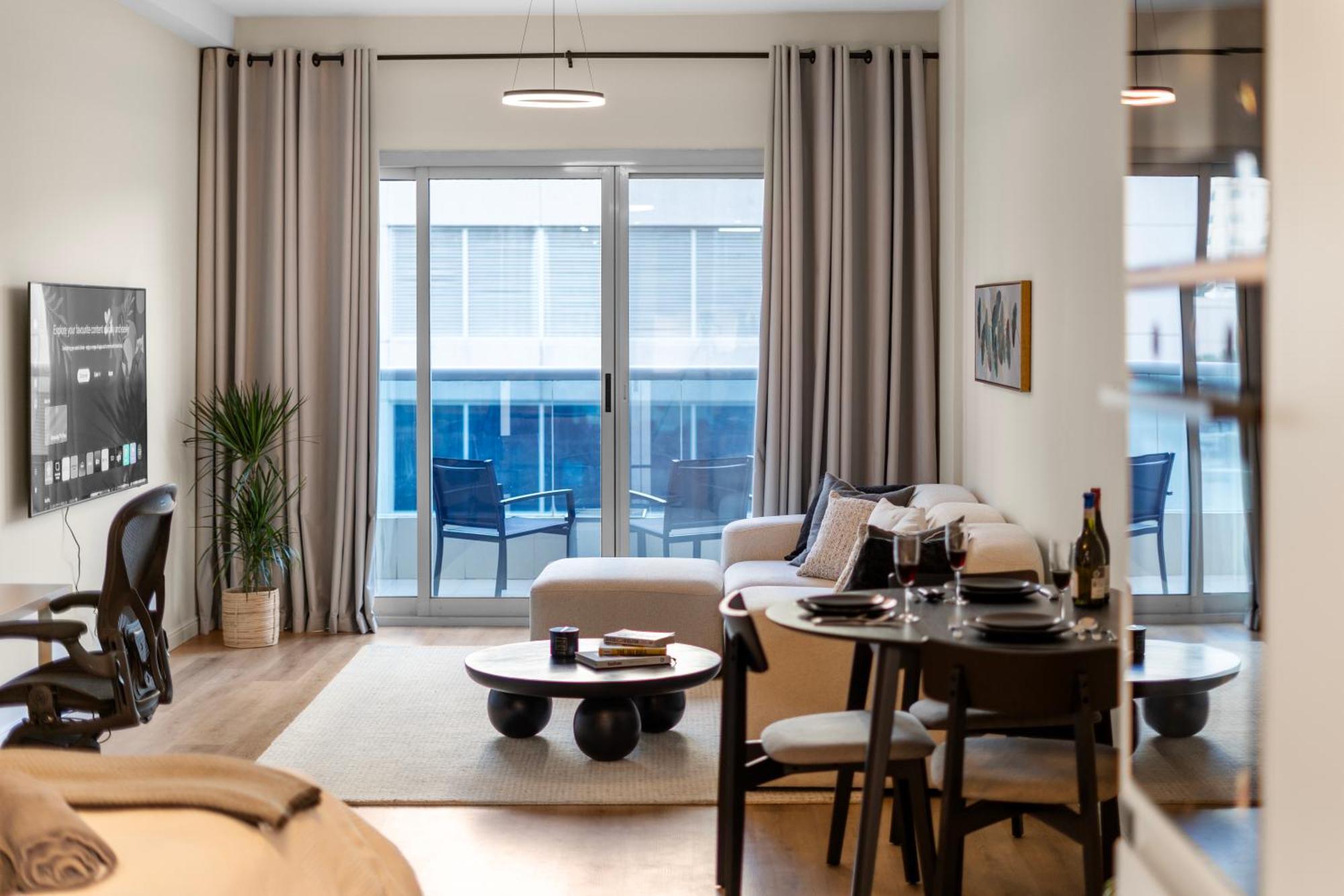 Appartement Modern Renovated Spacious With Pool, Gym & Jacuzzi Access In Marina, Step To Metro Dubaï
