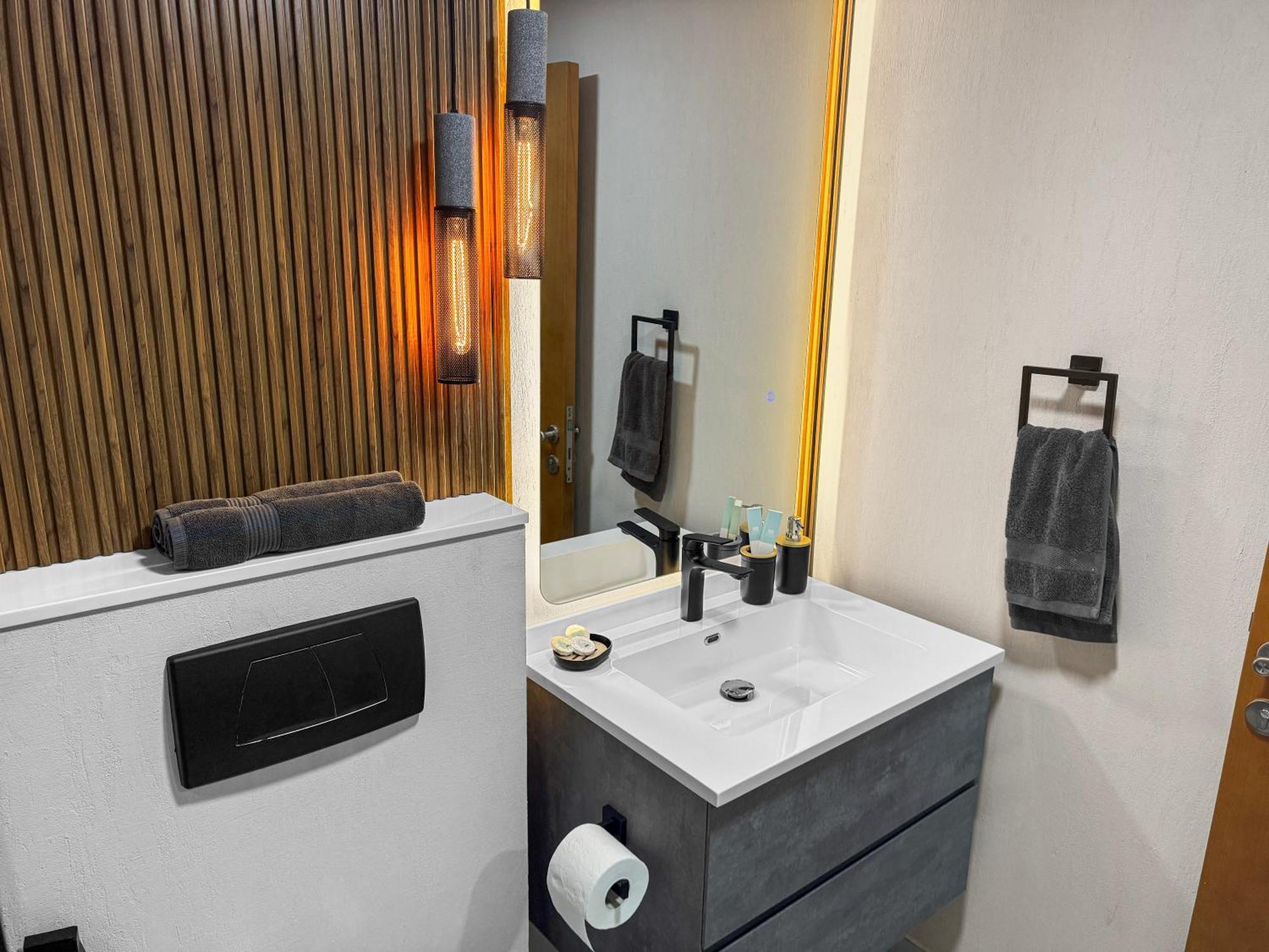 Modern Renovated Spacious With Pool, Gym & Jacuzzi Access In Marina, Step To Metro Dubaï