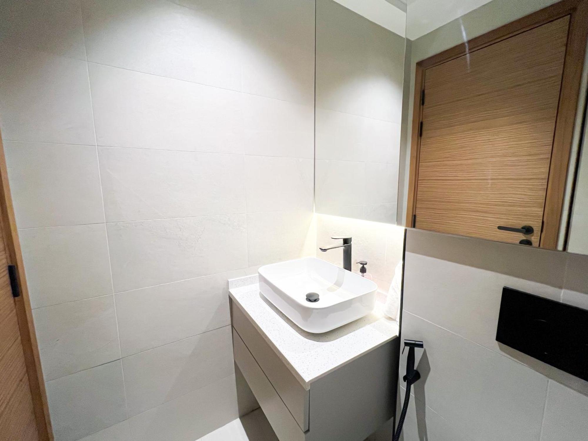 Appartement Stylish 1-bedroom Retreat In Prime Gardens , Arjan *