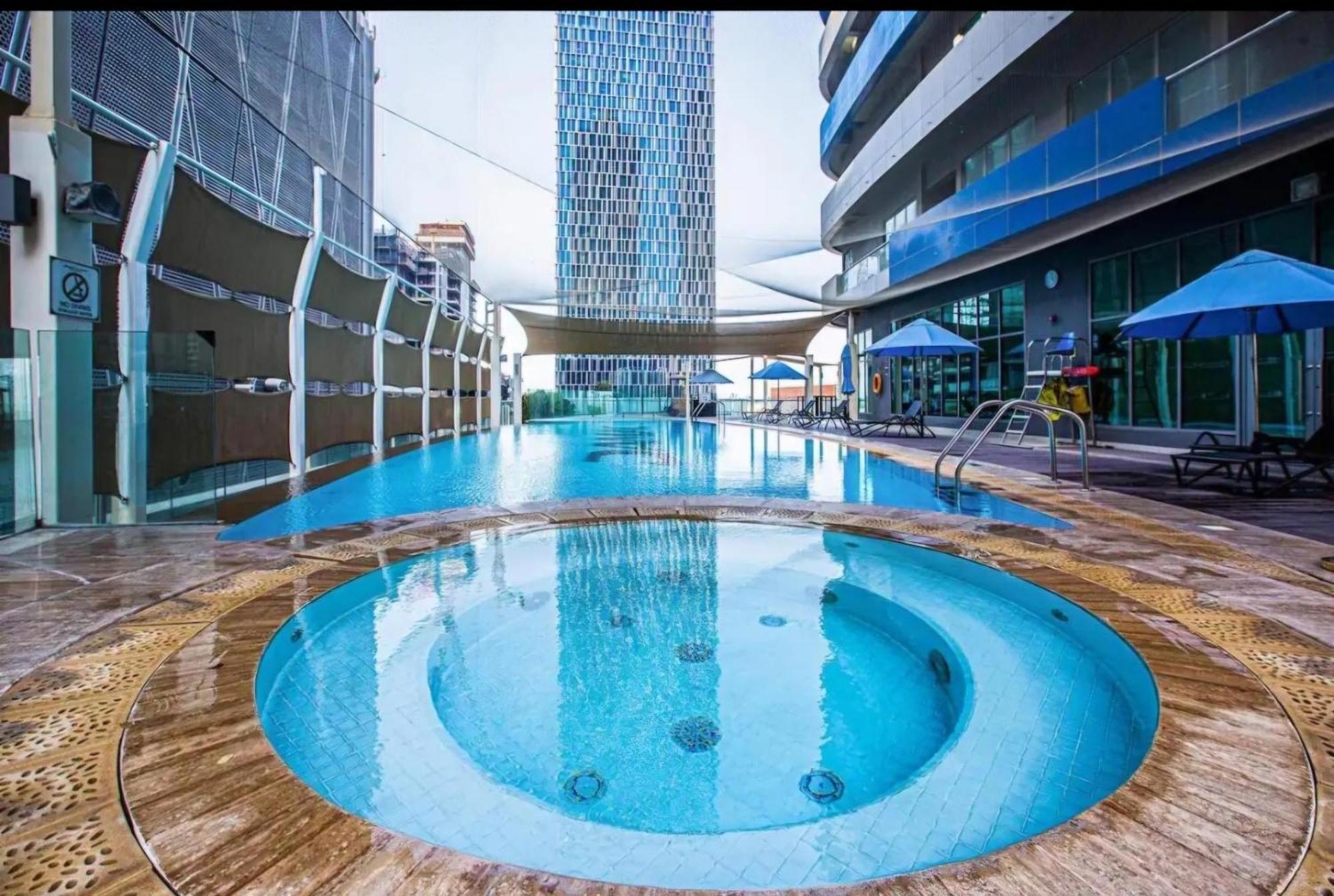 Superb 1 Bedroom Next To Burj Khalifa And Mall *