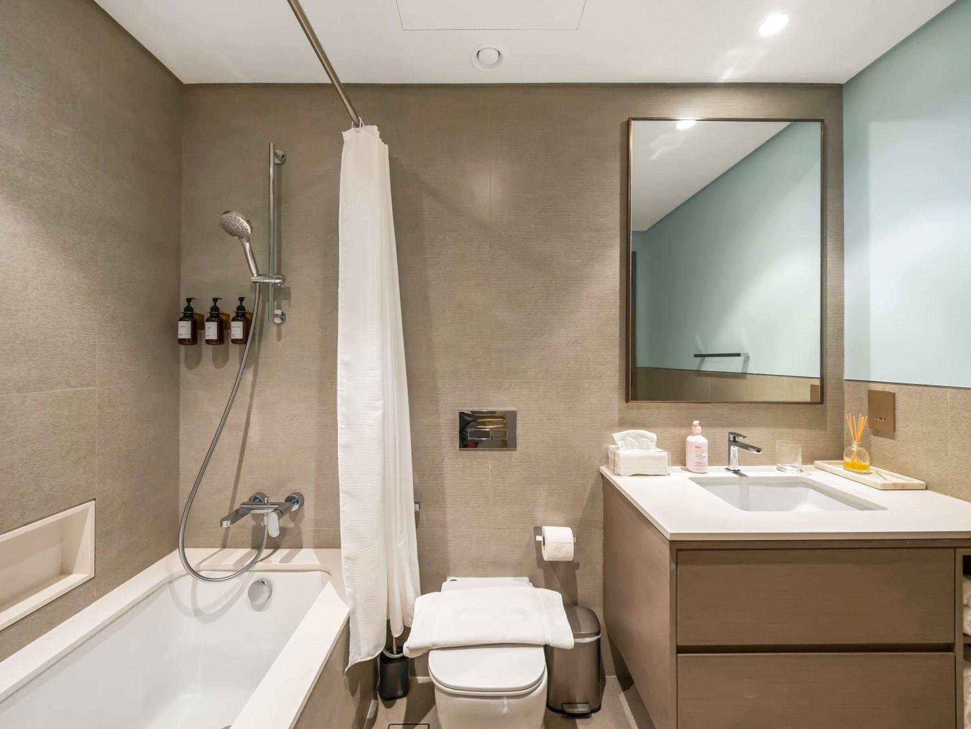 Apartment Grande Signature,1 Bdr, 4 Guests, Burj Khalifa Infinity Pool, Mall Dubai