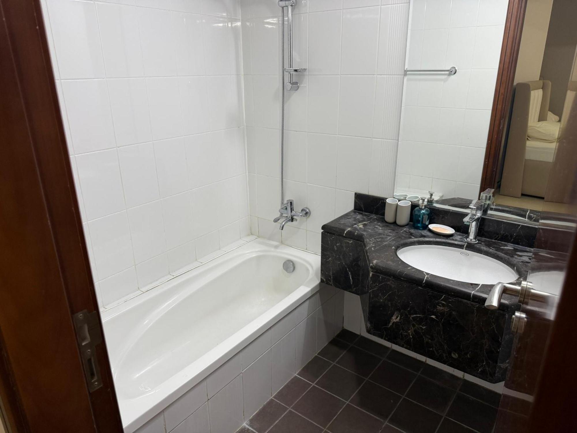 5 Min To Mall Downtown Dormitory M & F Estalagem Dubai