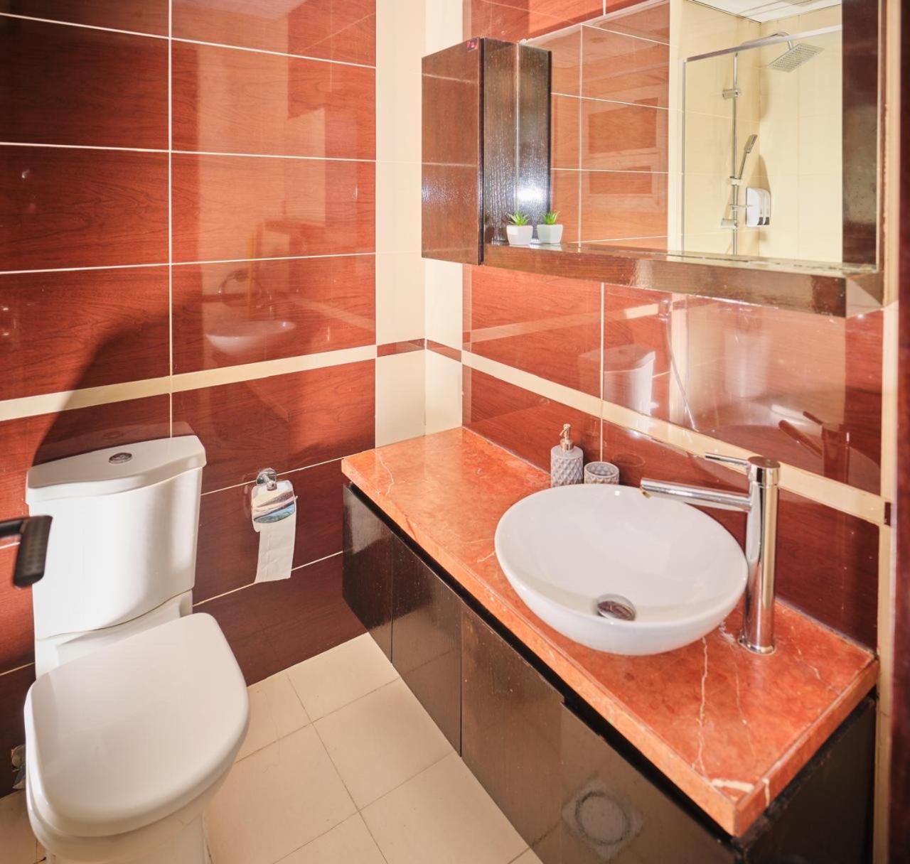 Wonderful Two Bed With Full Marina View Appartamento