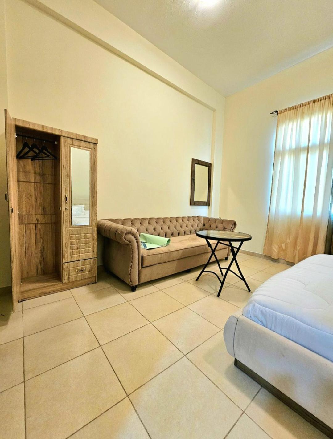 Gazde/Camere de închiriat Oima Leasing Dubai