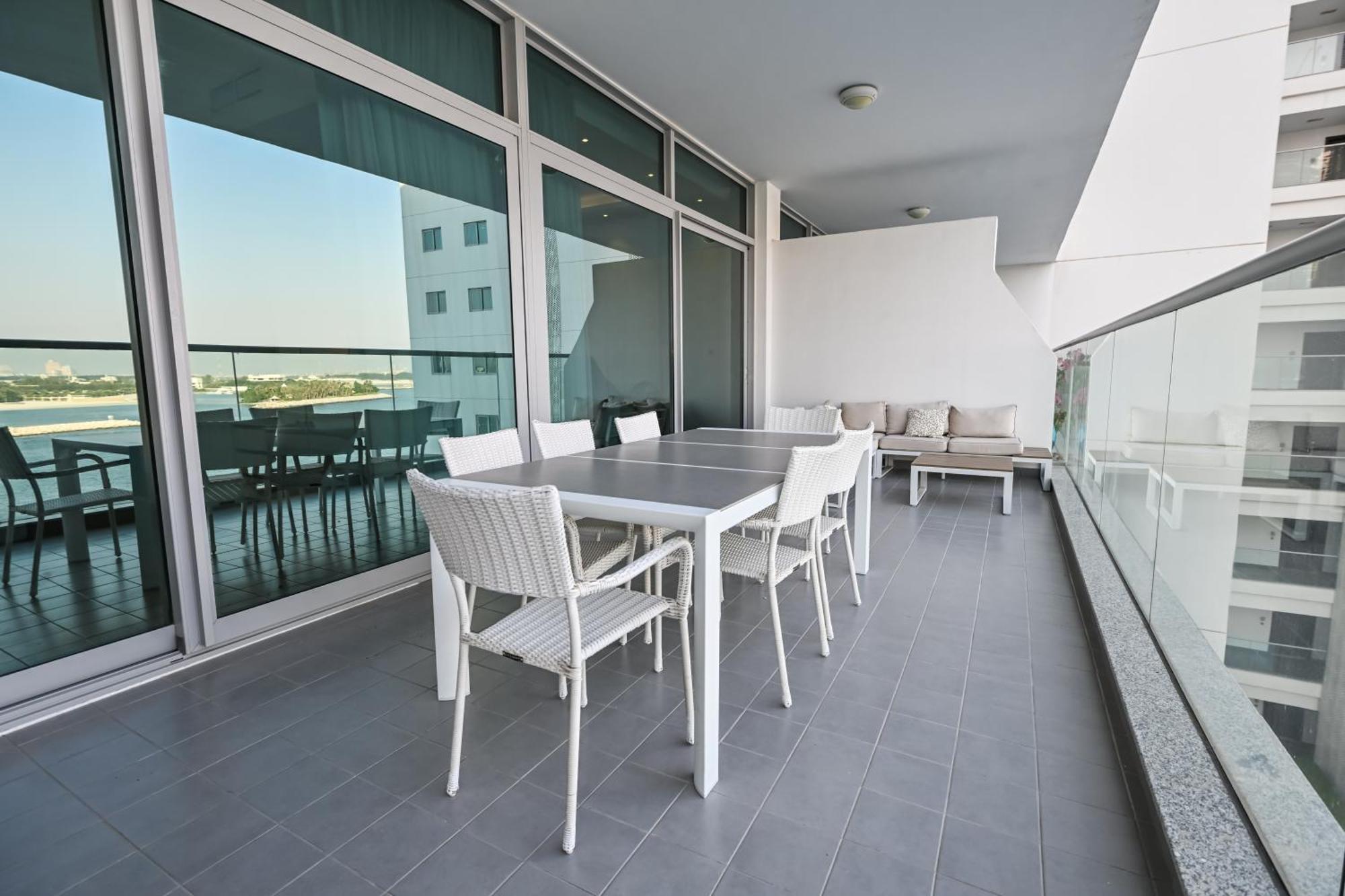 Azure Residences A Beachfront Getaway On Palm Jumeirah Apartamento Dubai