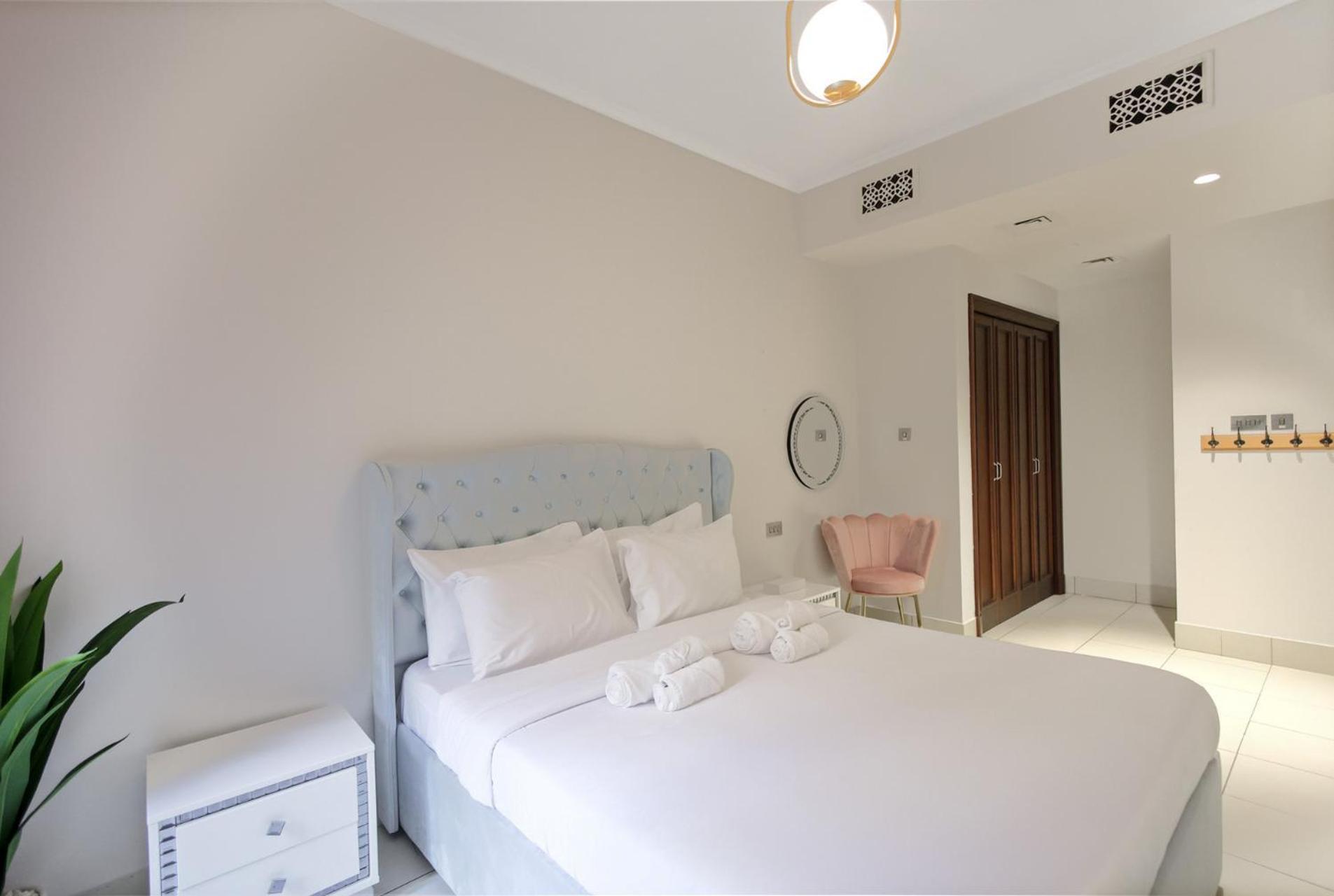 Elegant Old Town Escape With Burj Views & Near Mall * Dubaï