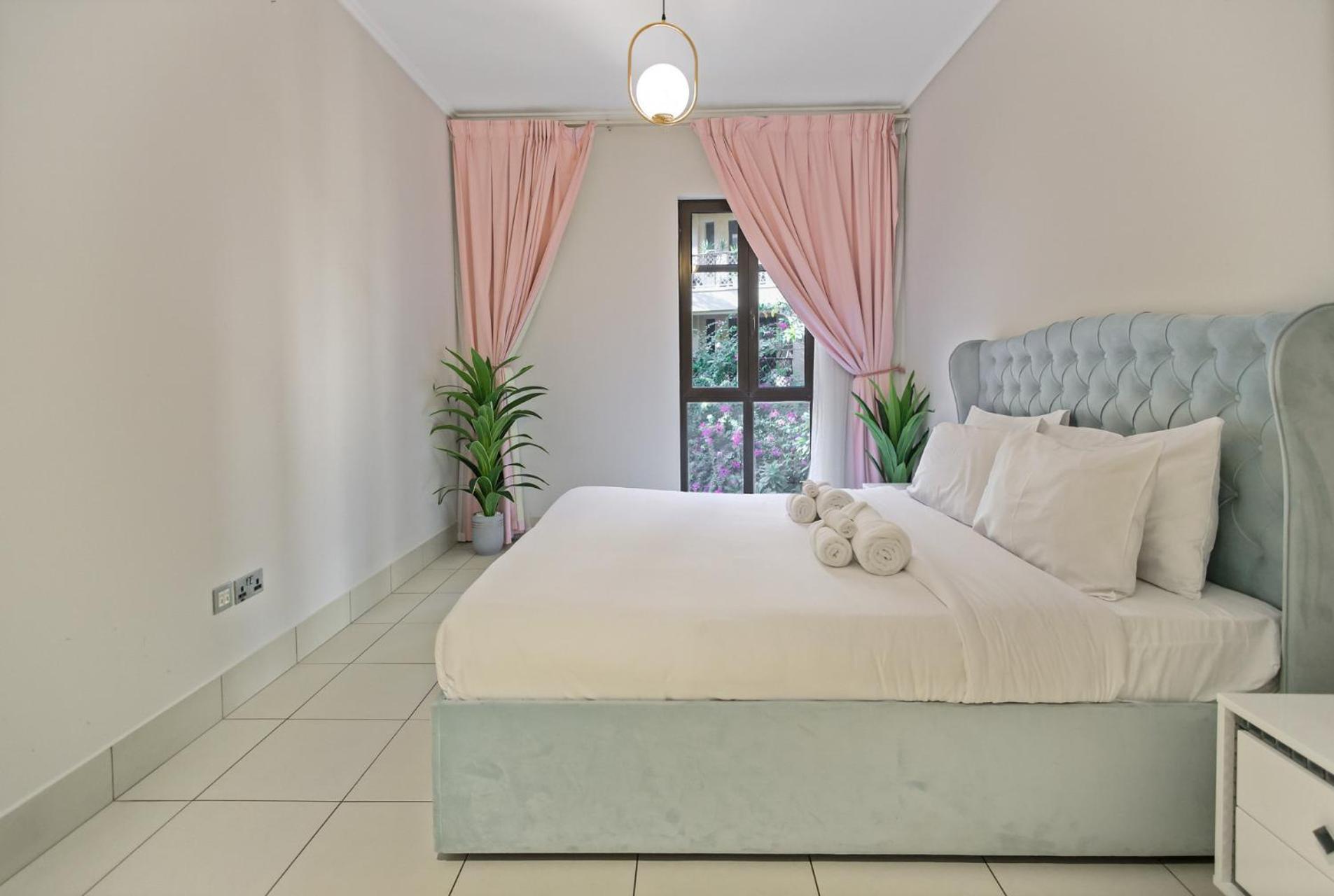 Elegant Old Town Escape With Burj Views & Near Mall *