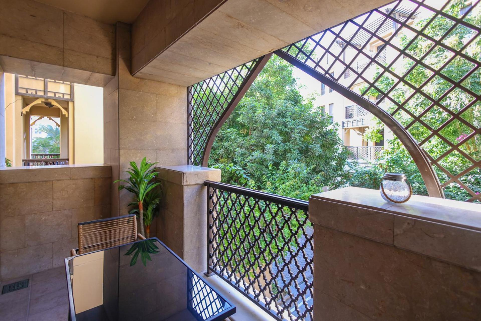 Appartement Elegant Old Town Escape With Burj Views & Near Mall *
