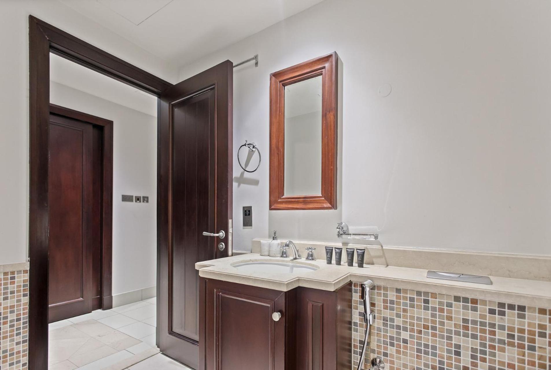 Elegant Old Town Escape With Burj Views & Near Mall Appartement