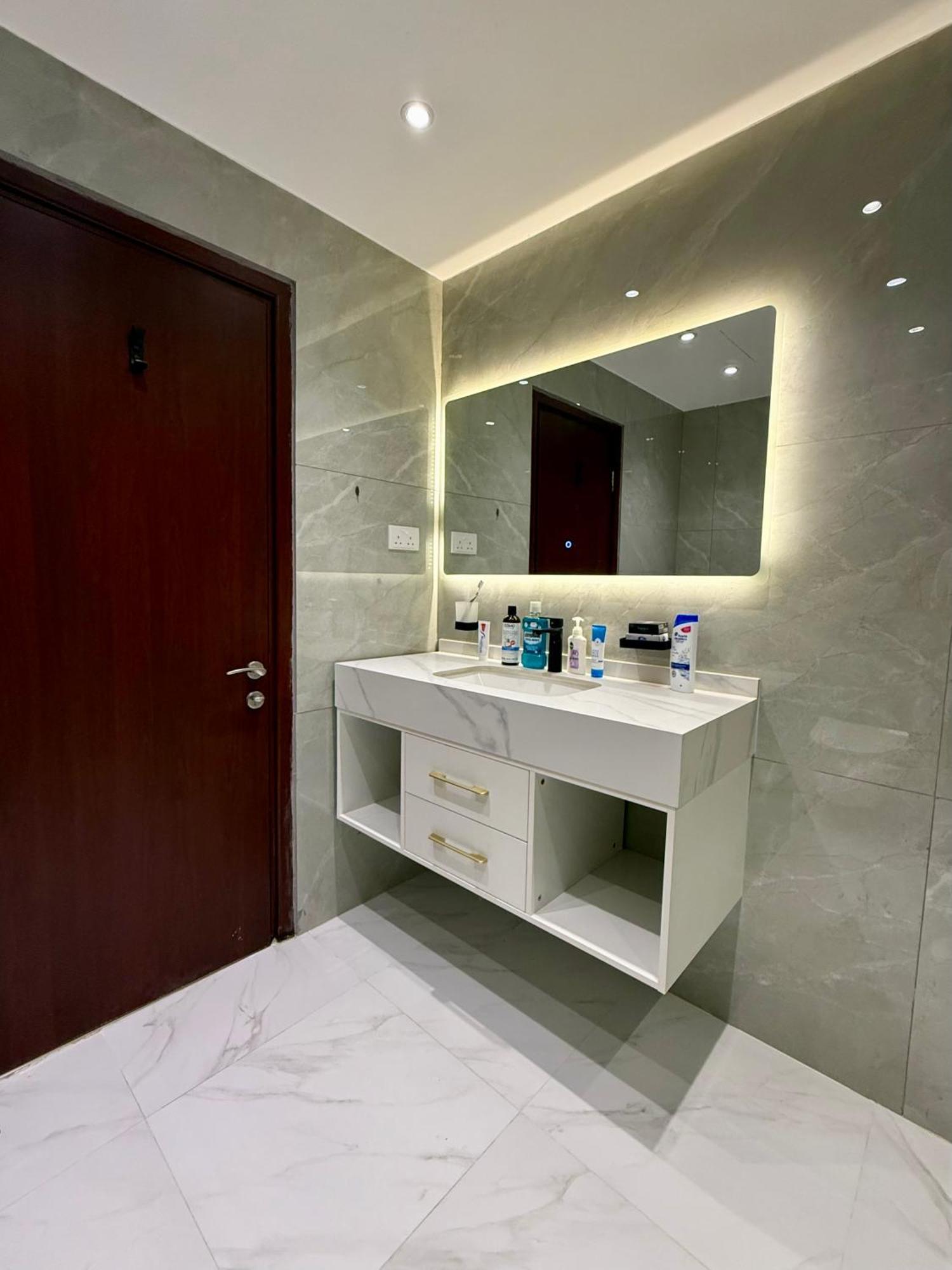Front In Jbr Appartement