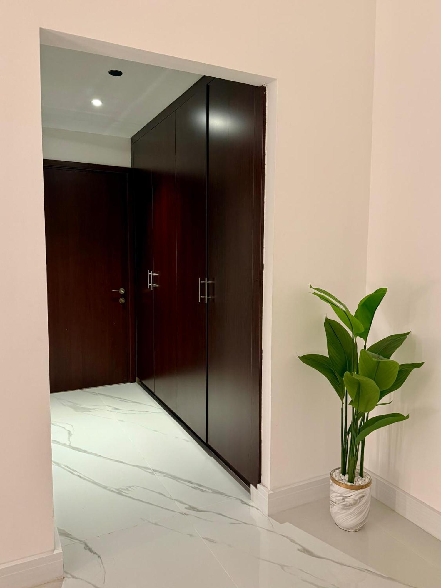 Front In Jbr Appartement