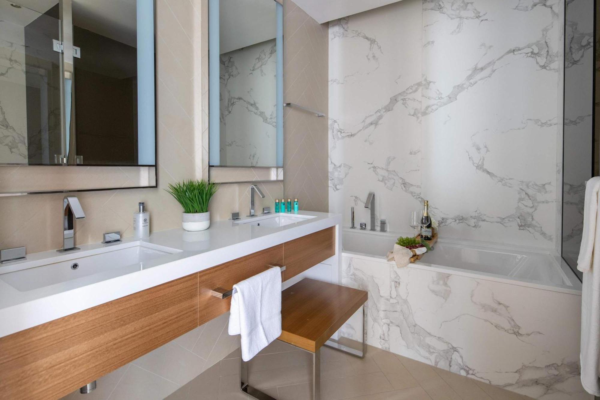 Frank Porter - Address Opera Apartemen