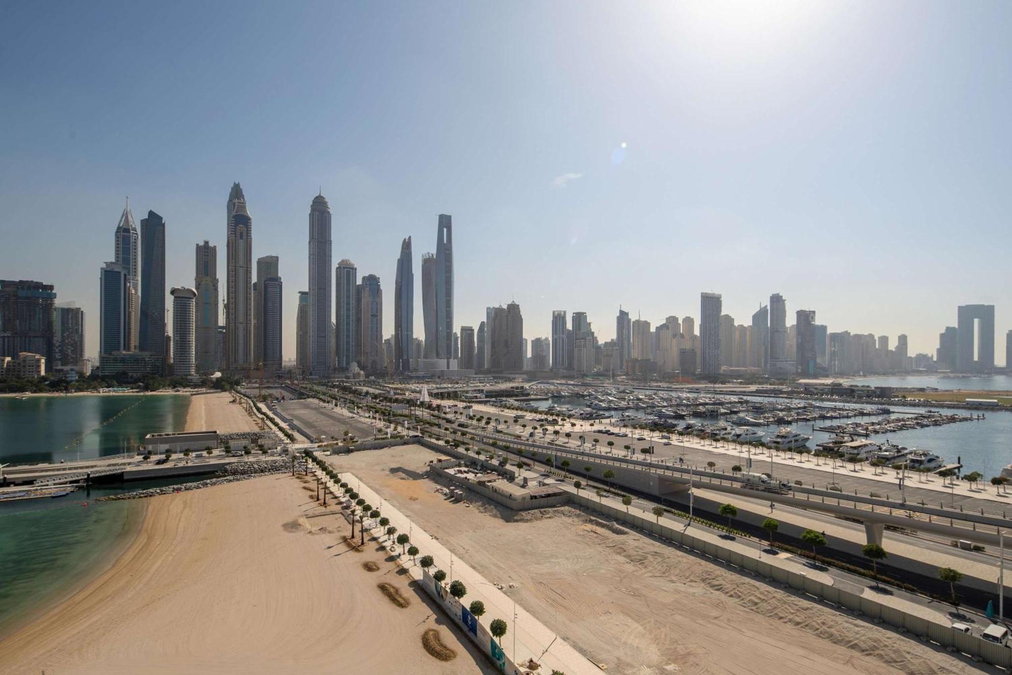 Frank Porter - Sunrise Tower Apartment Dubai