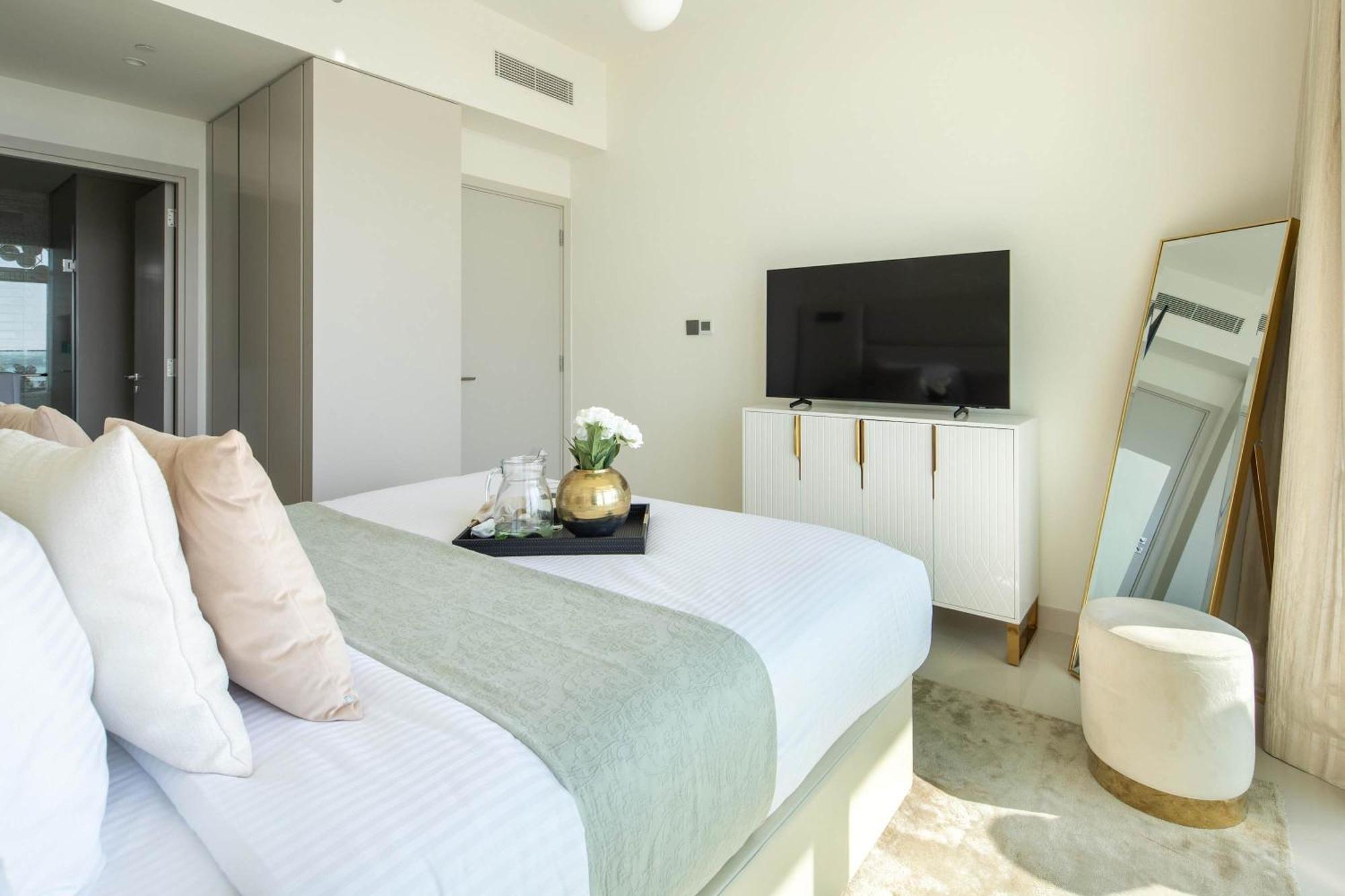 Frank Porter - Sunrise Tower Dubai